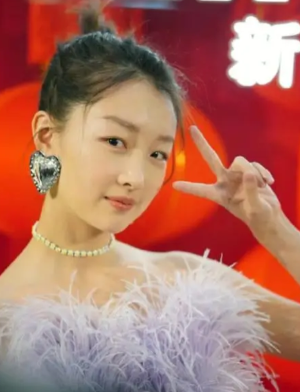 一次节目中，华少问周冬雨：“你姥爷80多岁去世时，你肯定很难过吧？”没想到，周冬