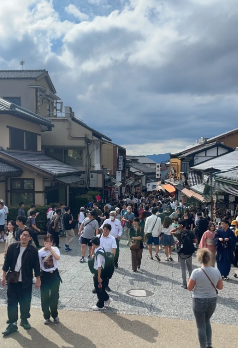 今年的国庆假期，出门旅游，老人可能要“开嗓”了，因为…

别以为老人家平时看着和