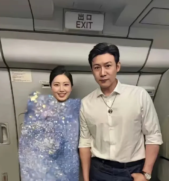 陆毅真帅，空姐超美，合照惊艳！但那马赛克打得太魔性，空姐像被棉被裹，逗趣十足。尽