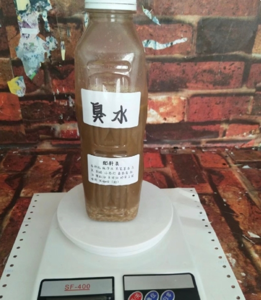 小孩哥的爱好越来越让人看不懂了，臭水该不该禁也成为讨论话题。不过有一点可以肯定的