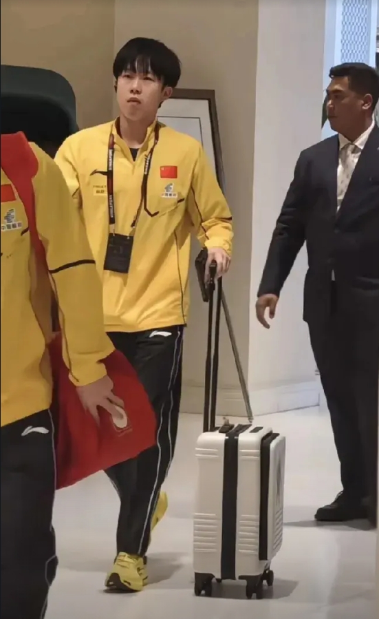 大头和小石头男双比赛出发！
新加坡冠军赛，大头和小石头今天第二场男双比赛，两个人