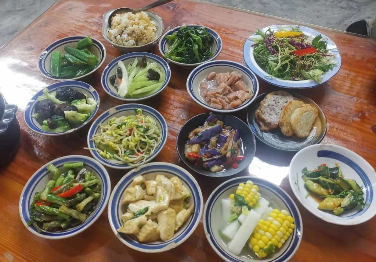 回了趟婆家，大姑姐在厨房炒菜，婆婆打下手切菜，我也帮不上啥忙，只能回房间等着吃饭