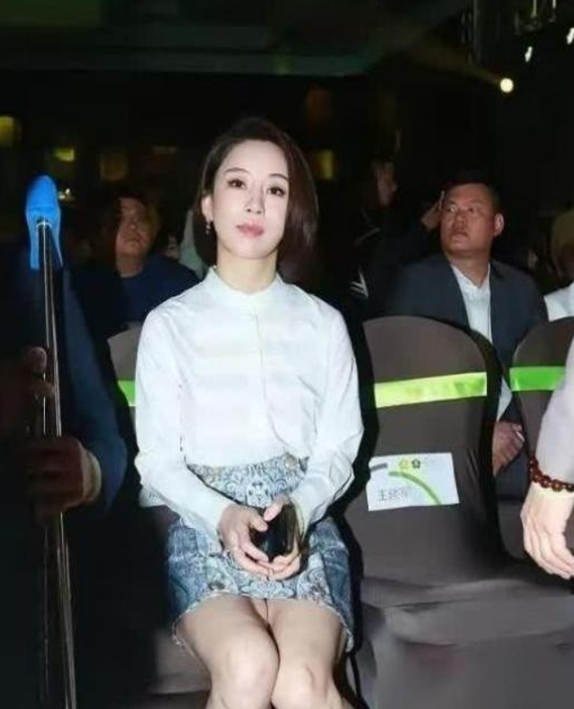 只见她为了严防走光，九球天后潘晓婷的“神坐姿”可真是惊爆众人眼球！平日里，潘晓婷