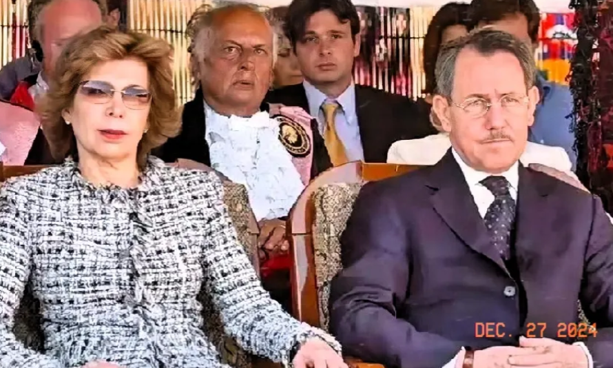 巴沙尔的岳父岳母从伦敦赶到莫斯科陪伴阿斯玛治疗，二人十分疼爱女儿。阿斯玛已被隔离