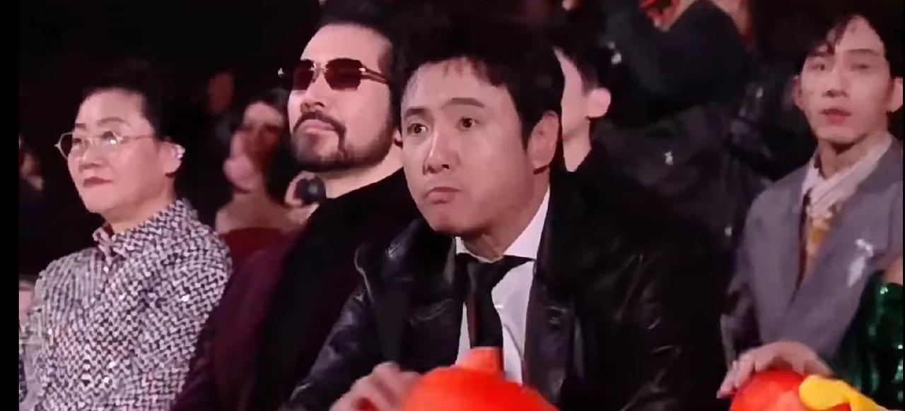 殊不知这一幕刚好被拍到啦，后面被沈腾老师发现了，干脆当着全国观众的面光明正大的吃