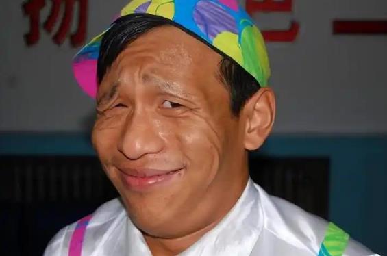 宋小宝出身平凡，凭借喜剧舞台摸爬滚打走红。成名后他结束第一段婚姻，迎娶美女粉丝。