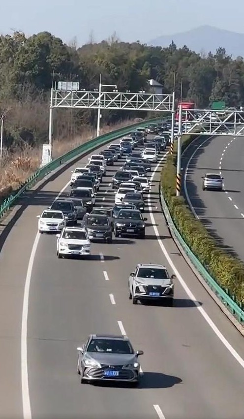 高速没车祸堵车多因减速

                           