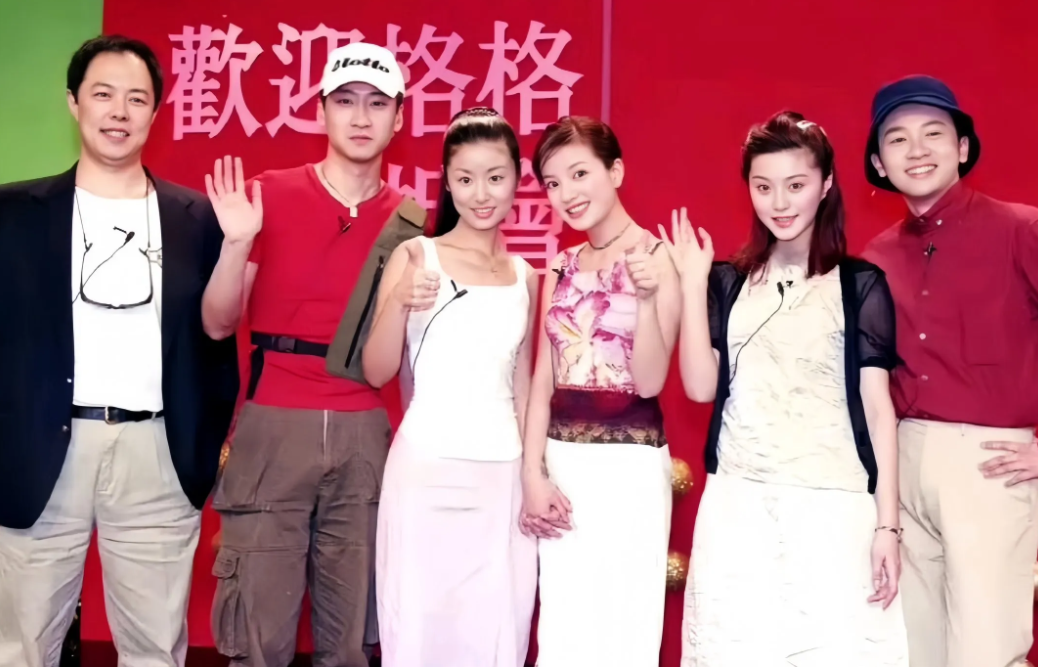男人长得高就是好啊！没想到这张合影老照片，戴着帽子的周杰竟然是最帅气的，他和林心