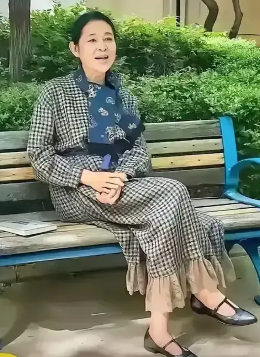 倪萍的脚是真大啊。这鞋号去商场估计很难买到，大概得定制。当年，她拍《美丽的大脚》