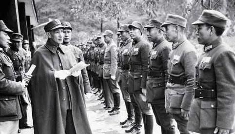 1949年5月7日，蒋介石抵达上海。京沪杭警备总司令汤恩伯、上海警备司令陈大庆、