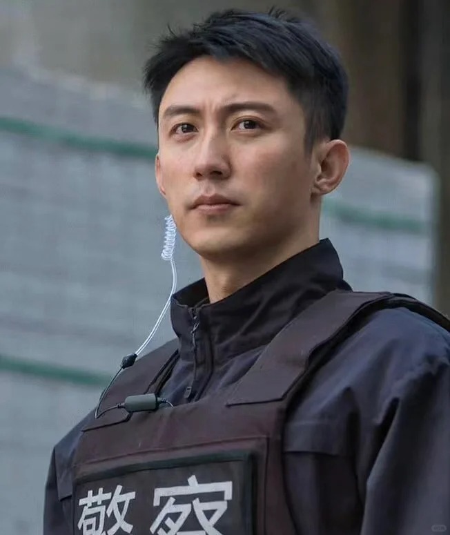 内娱和黄景瑜对标同类型的女星是谁
黄景瑜属于有性张力+外形硬朗+男性魅力的男性，