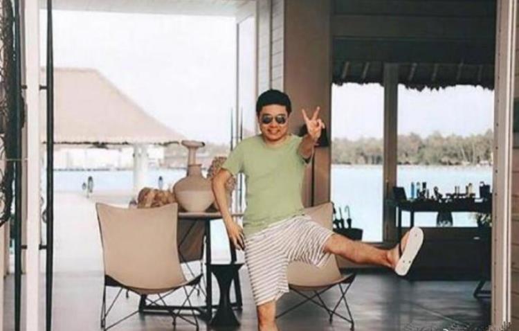 丁俊晖一家三口。丁俊晖靠自己的能力住英国富人区，年收入千万