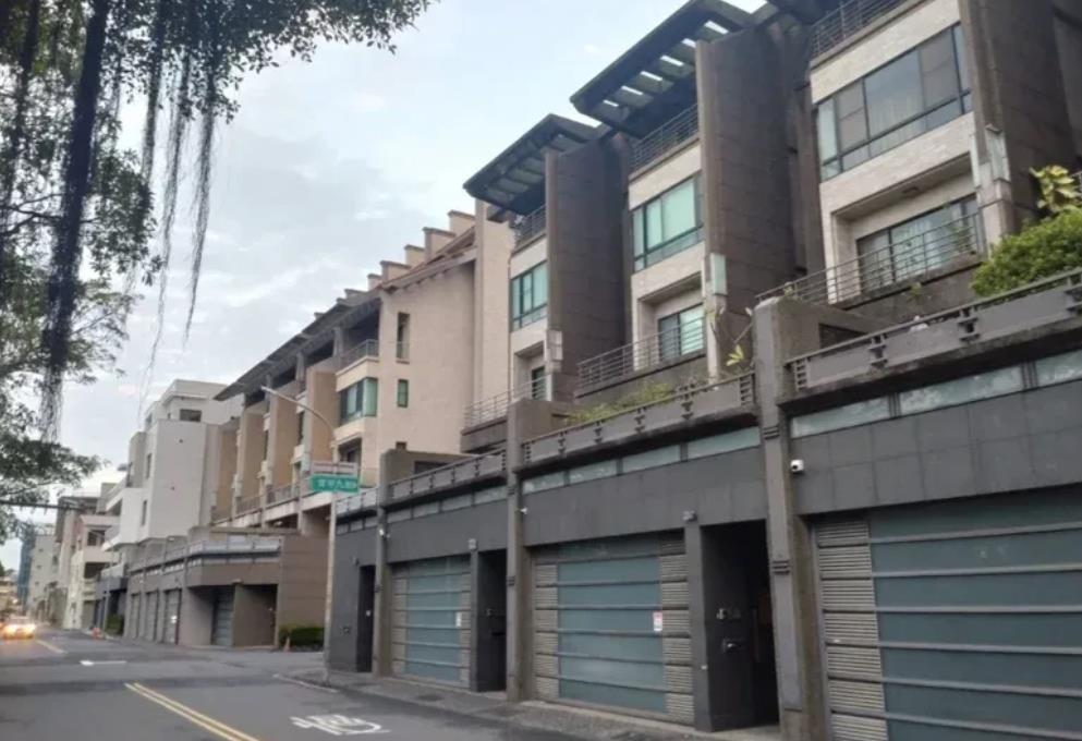 真服了！
赖清德的卫兵在值班期间溜出去按摩

今天台湾的法院判了一个案
什么事呢