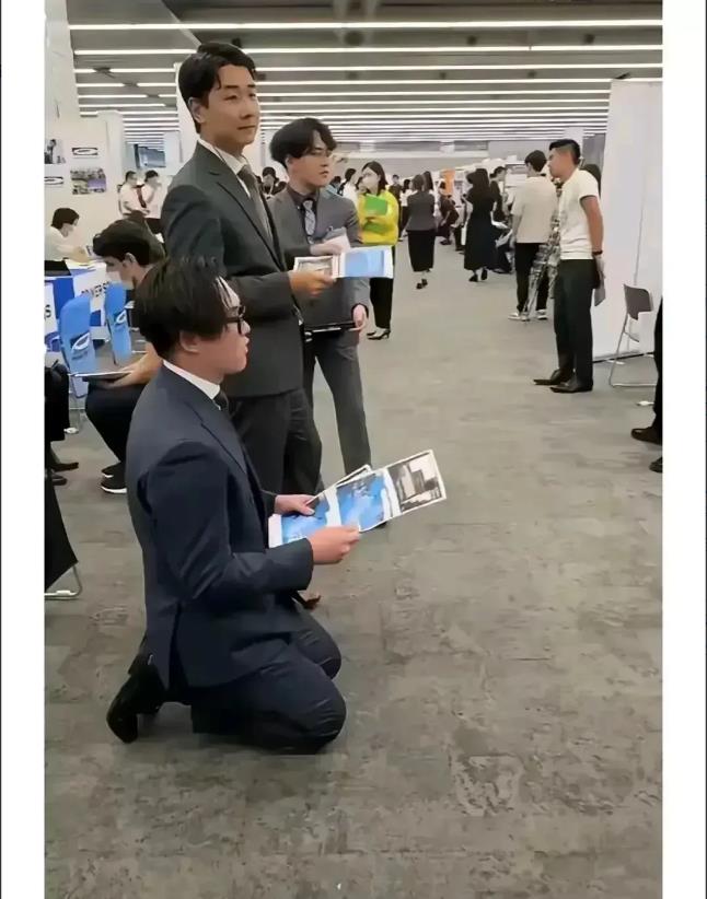 日本已经成为亚洲第一个跳出内卷

最近的日本企业招工真是让人大跌眼镜，居然跪着招