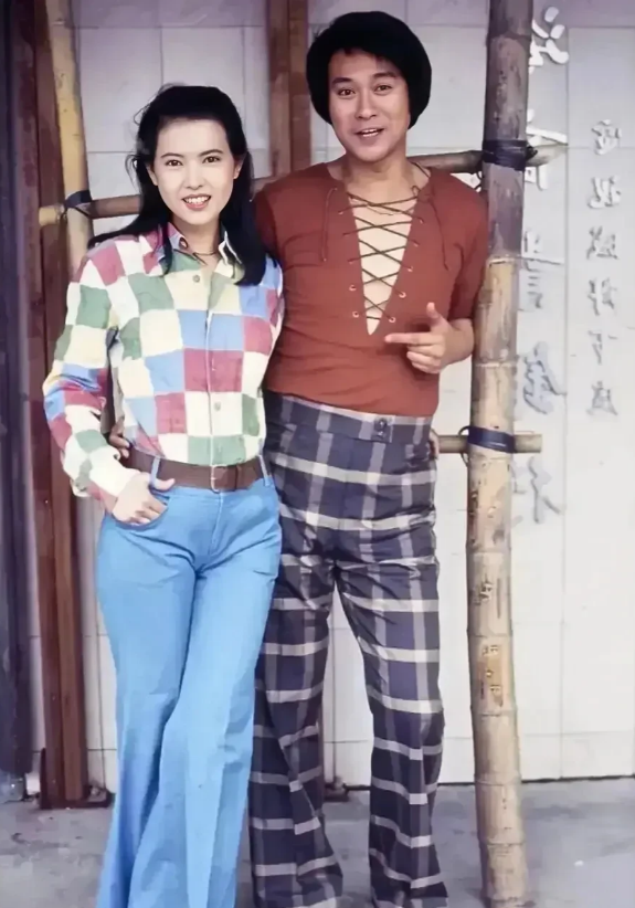 这是一张蓝洁瑛和郑少秋在片场的旧合影，拍摄时间为1992年，当时的蓝洁瑛极为美丽