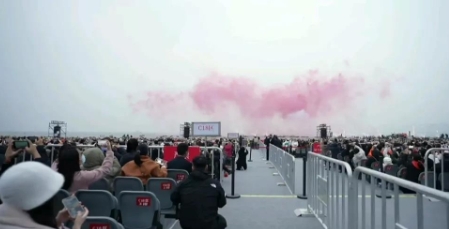 董宇辉发了视频，泉州烟花秀。阴天，没夕阳。红帆焰火，风也变了，效果一般。

无人