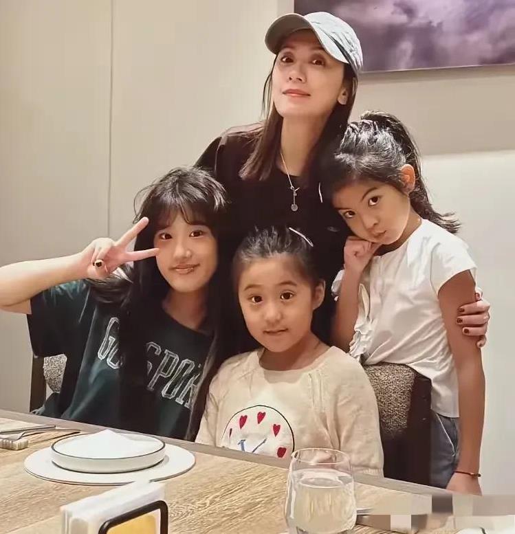 贾静雯和她的三千金。
贾静雯这丈母娘的命真好啊，三个女儿一个比一个漂亮。小时候最