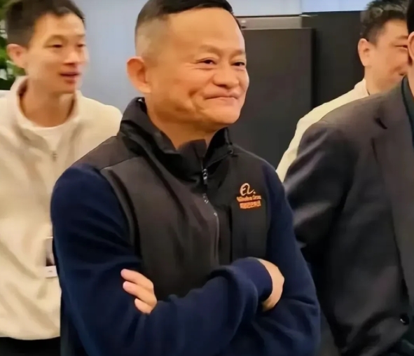 马云这次回马枪，阿里重现新辉煌！签约苹果AI服务，通义千问声名扬！

苹果是世界