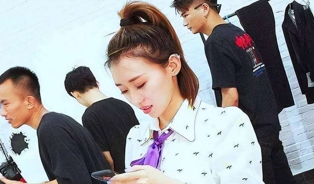 张丹峰第二次出轨？原来，狗仔队爆料，一次又一次给萨欧小姐戴绿帽子的演员就是张丹峰
