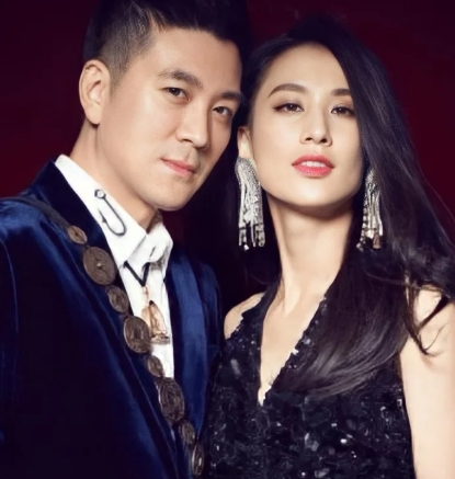 10月10日，#黄圣依 这是我想离婚的第三年# 登上热搜第一 。黄圣依和杨子参加