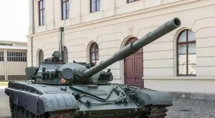波兰又向乌克兰提供大量的坦克、装甲车和各种武器弹药，这就是摆明让乌克兰和俄罗斯死
