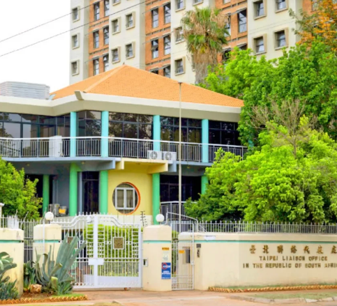 南非政府最近再次要求台湾办事处迁出首都普利托里亚，此举引发了美国的强烈反应。美国