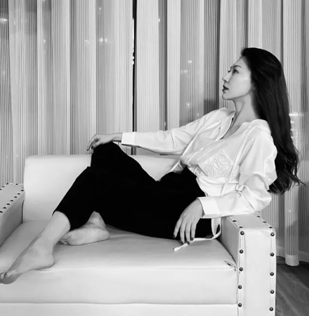 黄梦莹沙发裸足美脚，怎么样呢