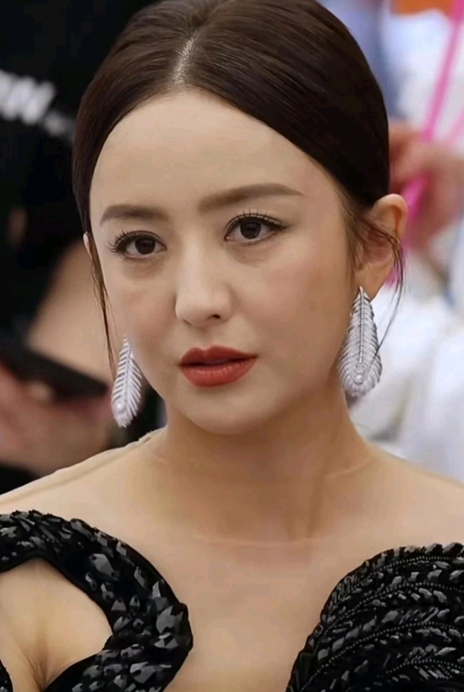 看看佟丽娅的无美颜照片，三胎了状态还这么好。再看看同龄的其他女星，真的太漂亮了
