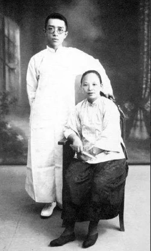 1917年，洞房花烛夜，胡适坐在椅子上，双手搓来搓去，江冬秀红着脸伸手戳了戳他说