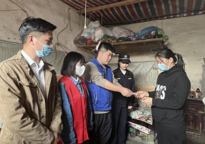 温情执法！2022年，浙江，一67岁的大爷违规摆摊卖红薯，被罚款时请求能不能少罚