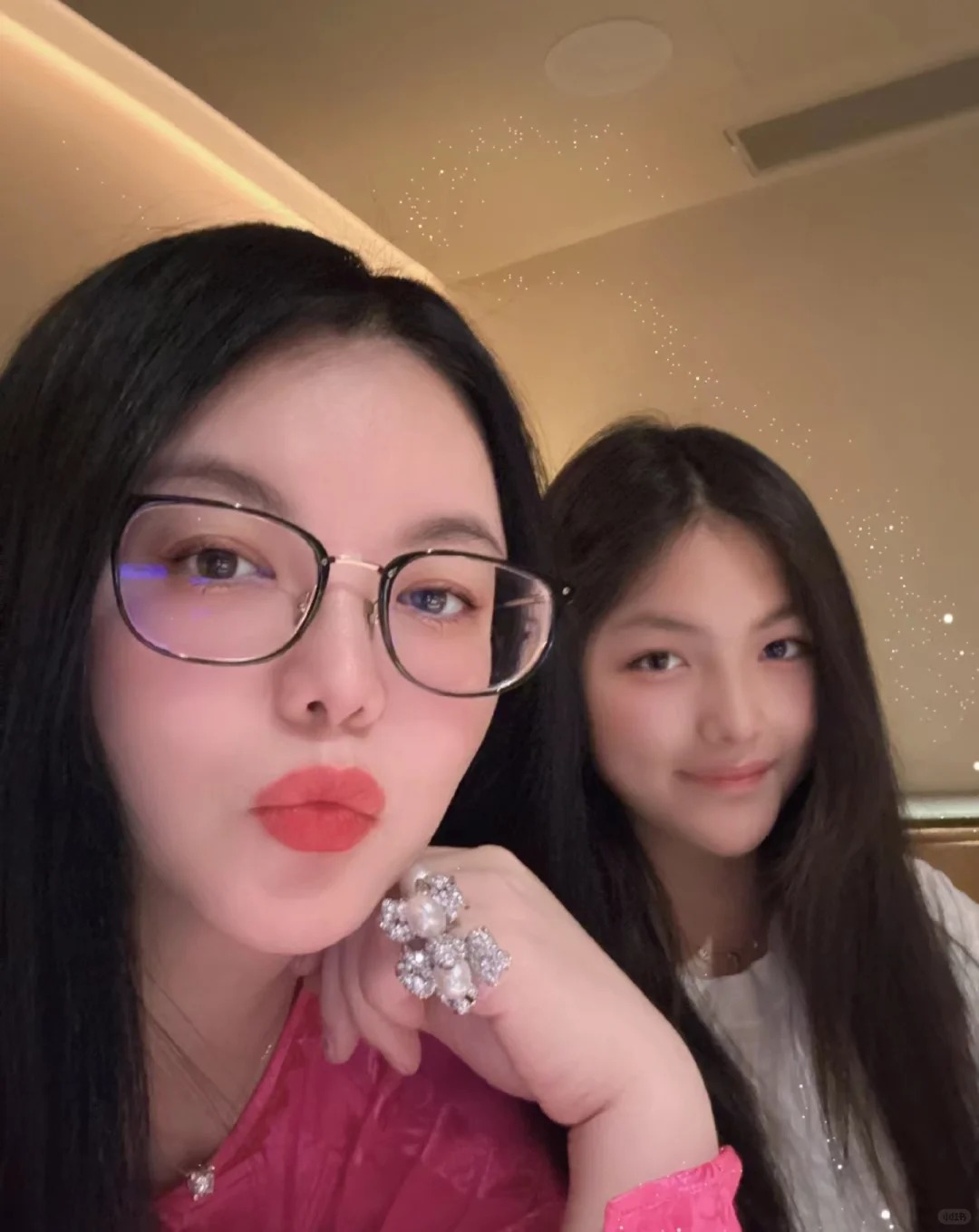不懂就问❗李湘这些戒指要多少钱啊？？
李湘真的一再刷新我对富女的认知
果然谁有?