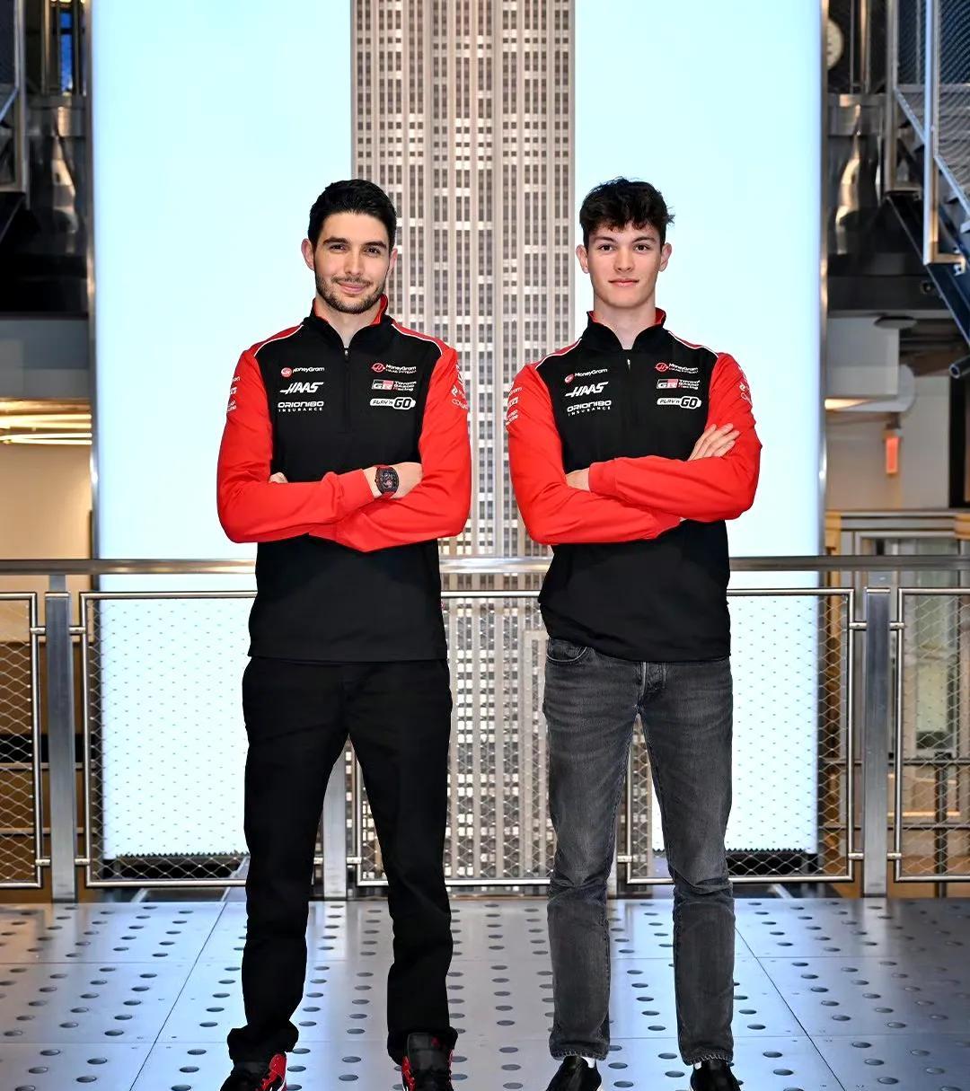 F1车队哈斯的2025赛季队服长这样，这下真成海底捞服务员了[大笑]