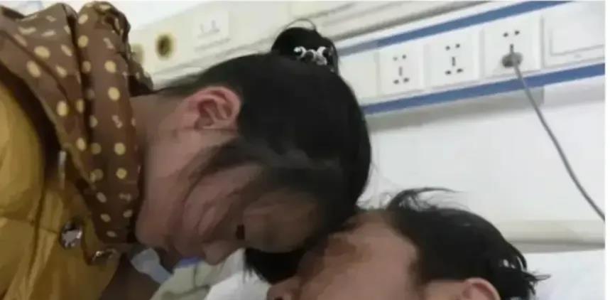 河南一家中级人民法院对一名为了保护女儿与六名小混混发生冲突的父亲进行了公开宣判。