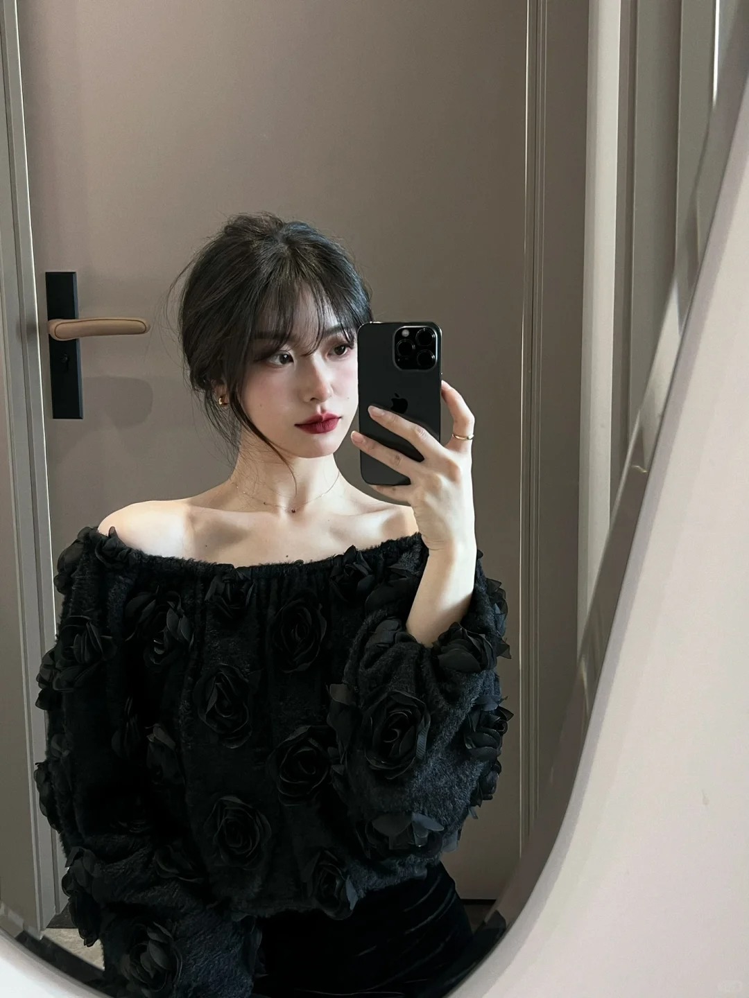 ALL BLACK
黑发红唇，真的很绝