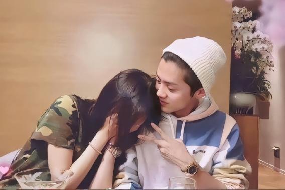 鹿晗：34岁展现青春活力与时尚风