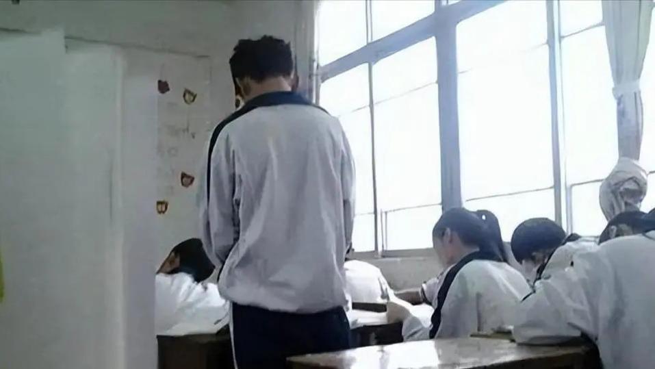 大家怎么看？学生上厕所需开医院证明，班主任蛮横无理