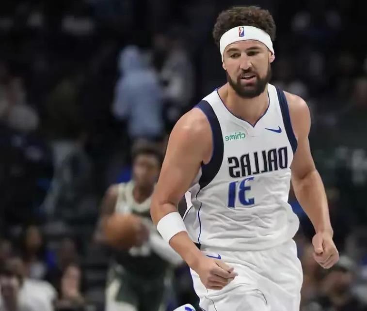 本赛季汤普森已经严重退化的！！

上赛季场均17.9分3.3篮板2.3助攻，投篮