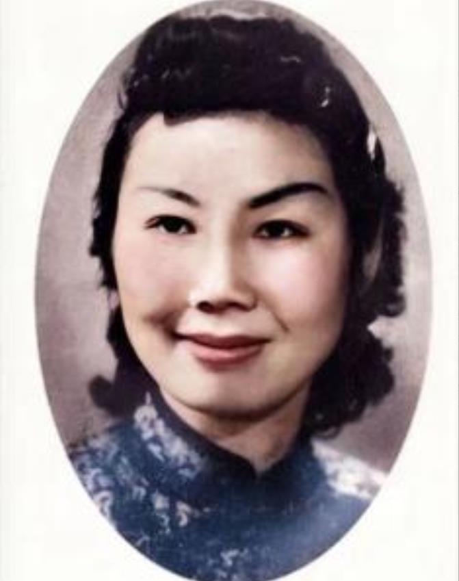 1982年，75岁的关露躺在病床上，中央派人给她宣读一份平反文件：“关露的历史已