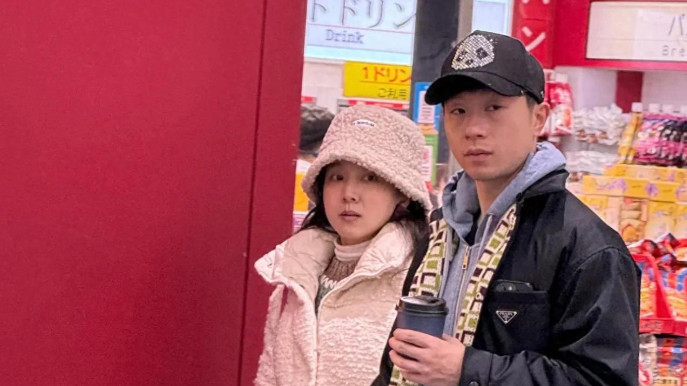 日本街边暖心一幕，马龙与刘国梁视频热聊，孙颖莎探身笑成表情包