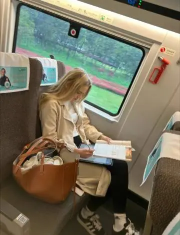 在列车上看到一个外国小姐姐认真学习中文，心里很感叹，比我当年学英语认真啊！ ​​