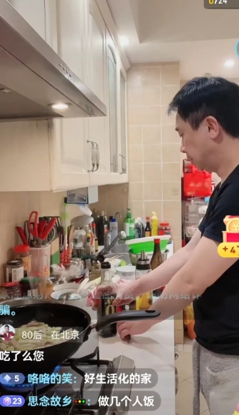 白凯南和贾玲一起走红的
当年两个人是搭档
以为一直会合作下去
谁知道分开后，一个