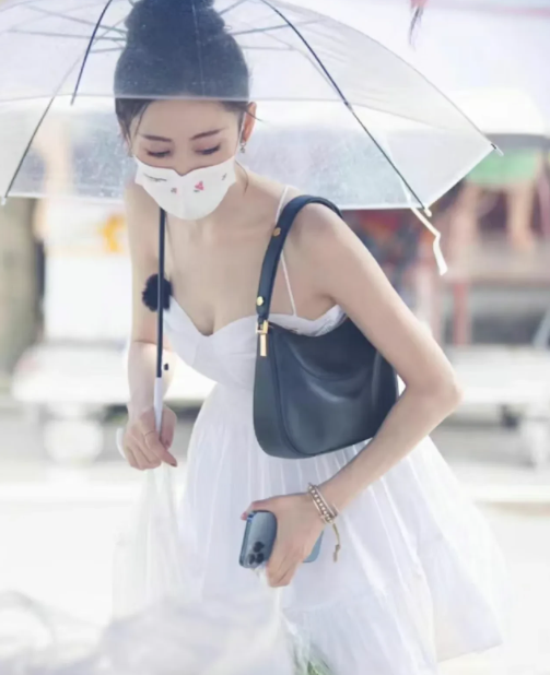 张天爱不温不火是有原因的，她确实很美，但是她美的很累的感觉。总觉得她的脸有种艳俗
