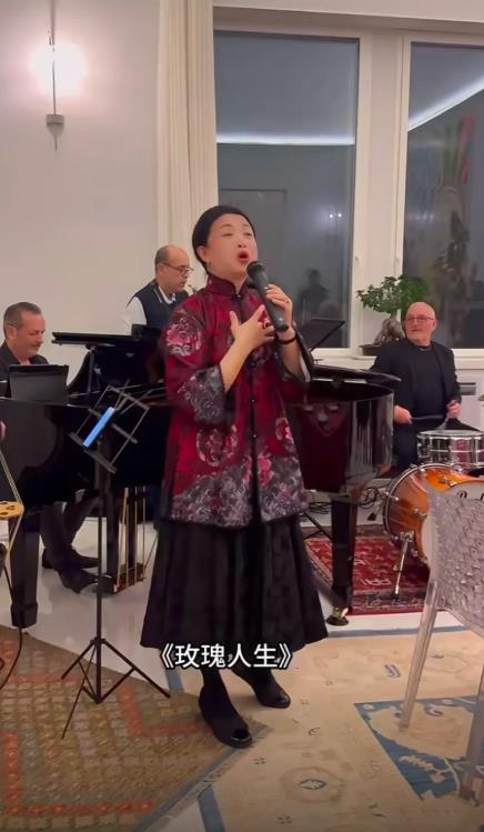 她也是国内赚钱国外花的典型，国内的房子是租的，国外却有大豪宅！
国内混不下去的她