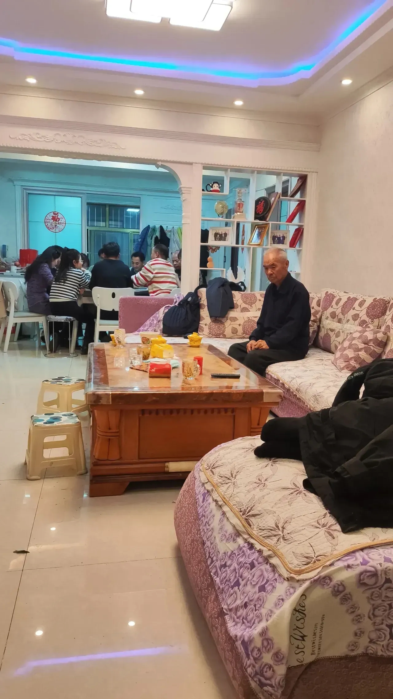 这张照片为什么能够爆款走红？因为它真实的反映了当前国人过年的现状...