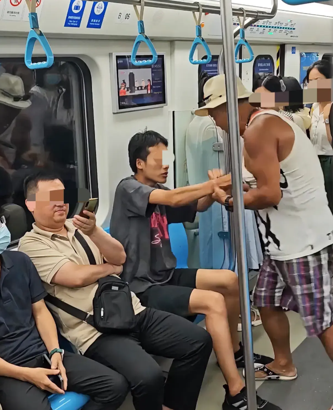 青岛地铁老人打人后续！警方已找到当事人，疑似另有隐情

8月7日，青岛地铁内发生