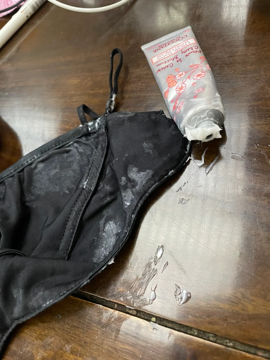 一个研究生的崩溃
从护手霜在包里泼在防晒口罩上开始