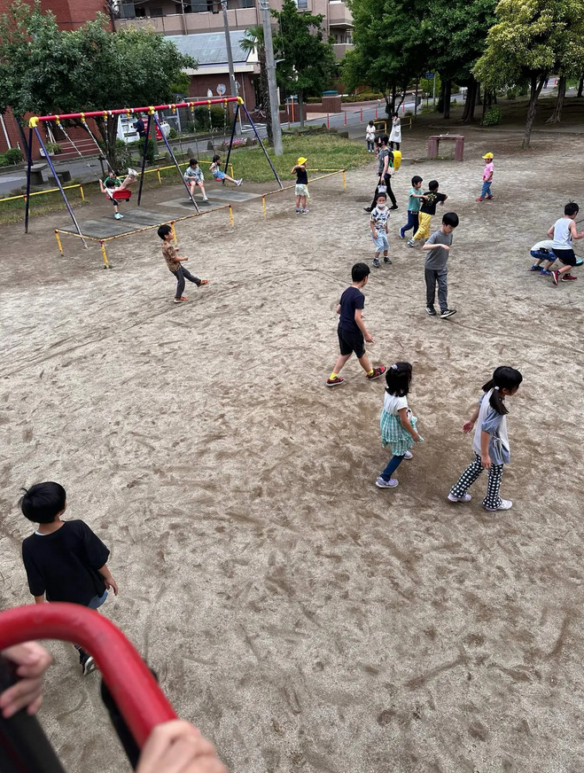 在日本，那些小学生们下午1点多就放学了，然后他们的下午就变成了欢乐的海洋，打球啊