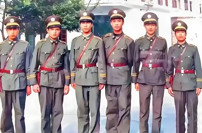 仔细瞧瞧，照片里的几位哪个是真正的军人？第一眼有人知道吗？评论区留言讨论！