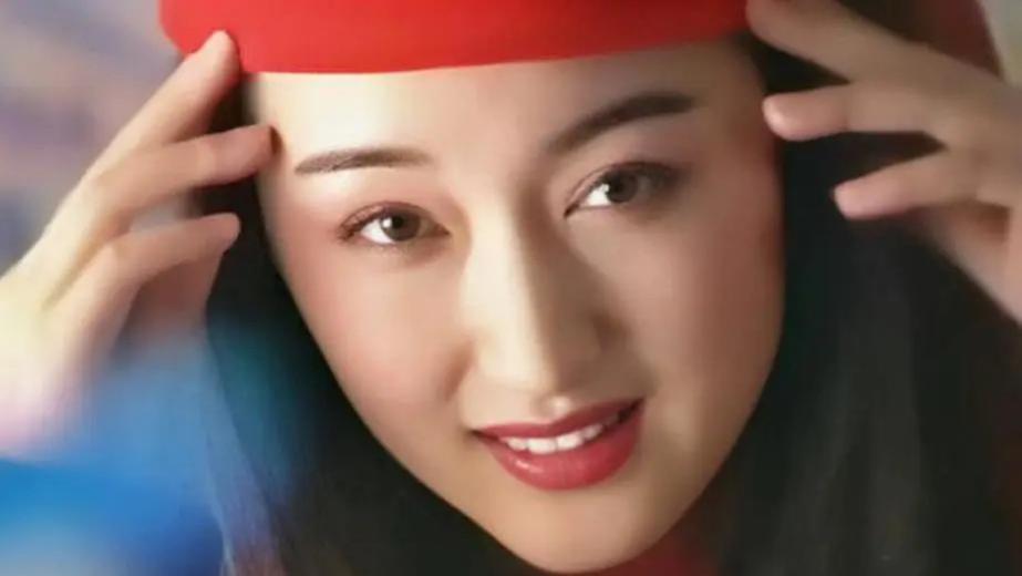 52岁甜歌皇后杨钰莹，坐电动车去工地商演！