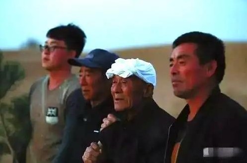 老人沙漠种树几十年变成绿洲

                         